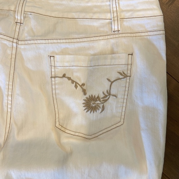 BUM equipment size 16 Missy white flare jeans with zip and embroidered pockets - Picture 5 of 8